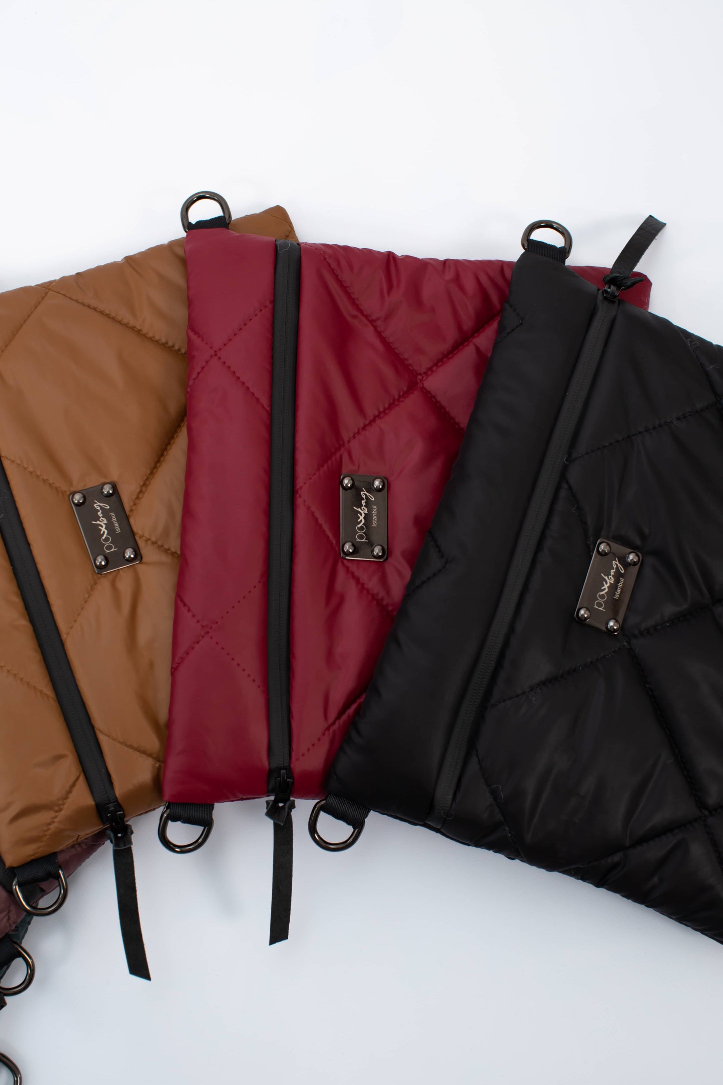 Su geçirmez kapitone çapraz çanta – hafif, ayarlanabilir askılı, modern ve şık tasarımıyla günlük kullanım ve seyahatler için ideal. Bordo renk seçeneğiyle.