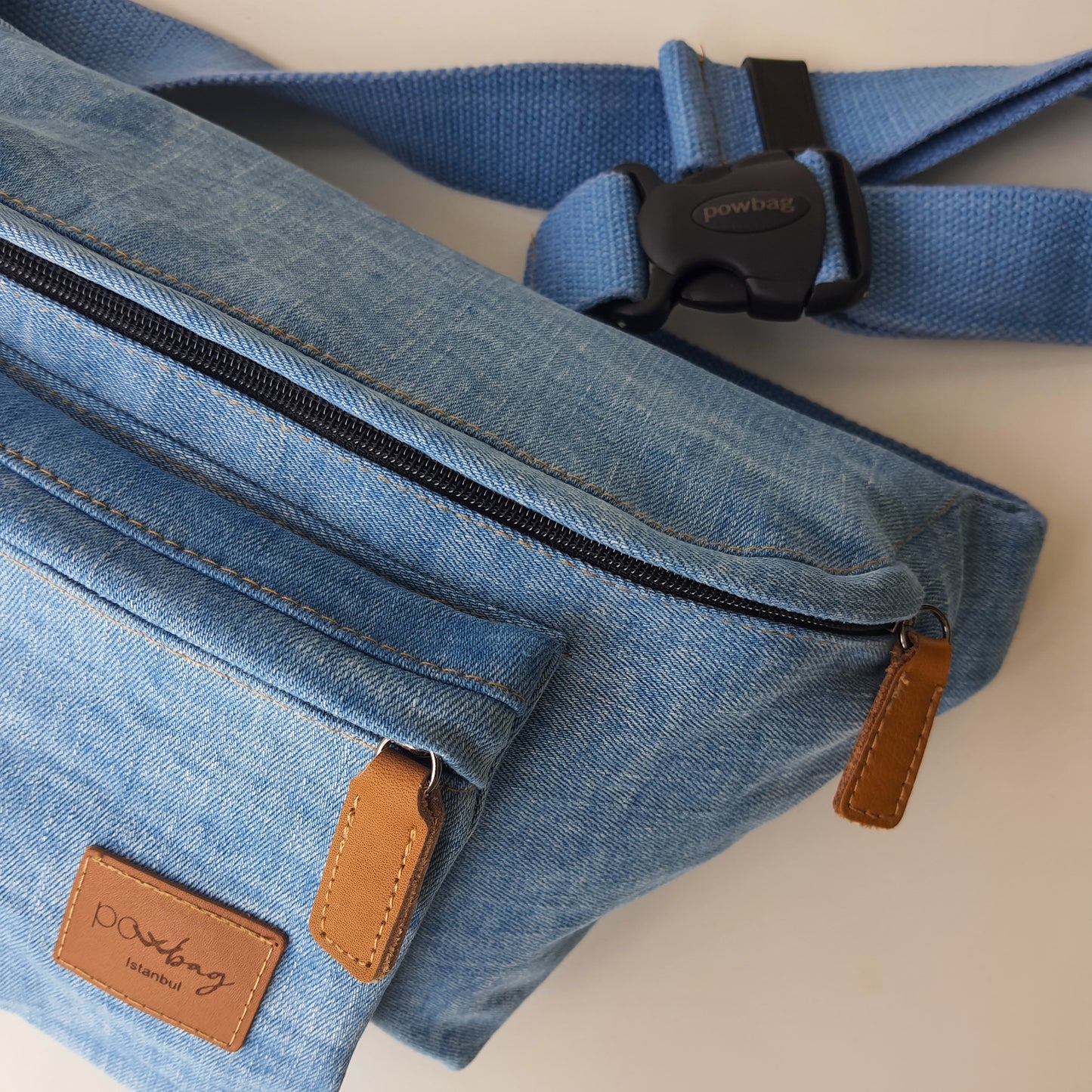 El yapımı denim bel çantası, su geçirmez iç astarlı, geniş hacimli, unisex ve günlük kullanıma uygun spor & şehir çantası.