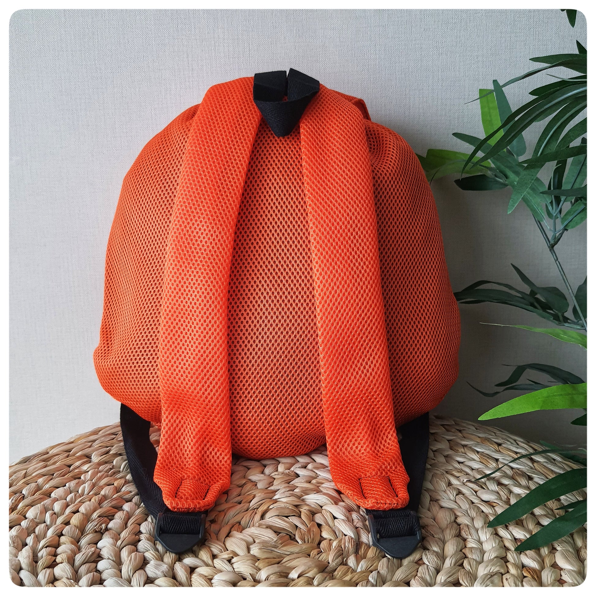 NOMI – Aktif yaşam için ergonomik büzgü kapamalı suya dayanıklı çanta