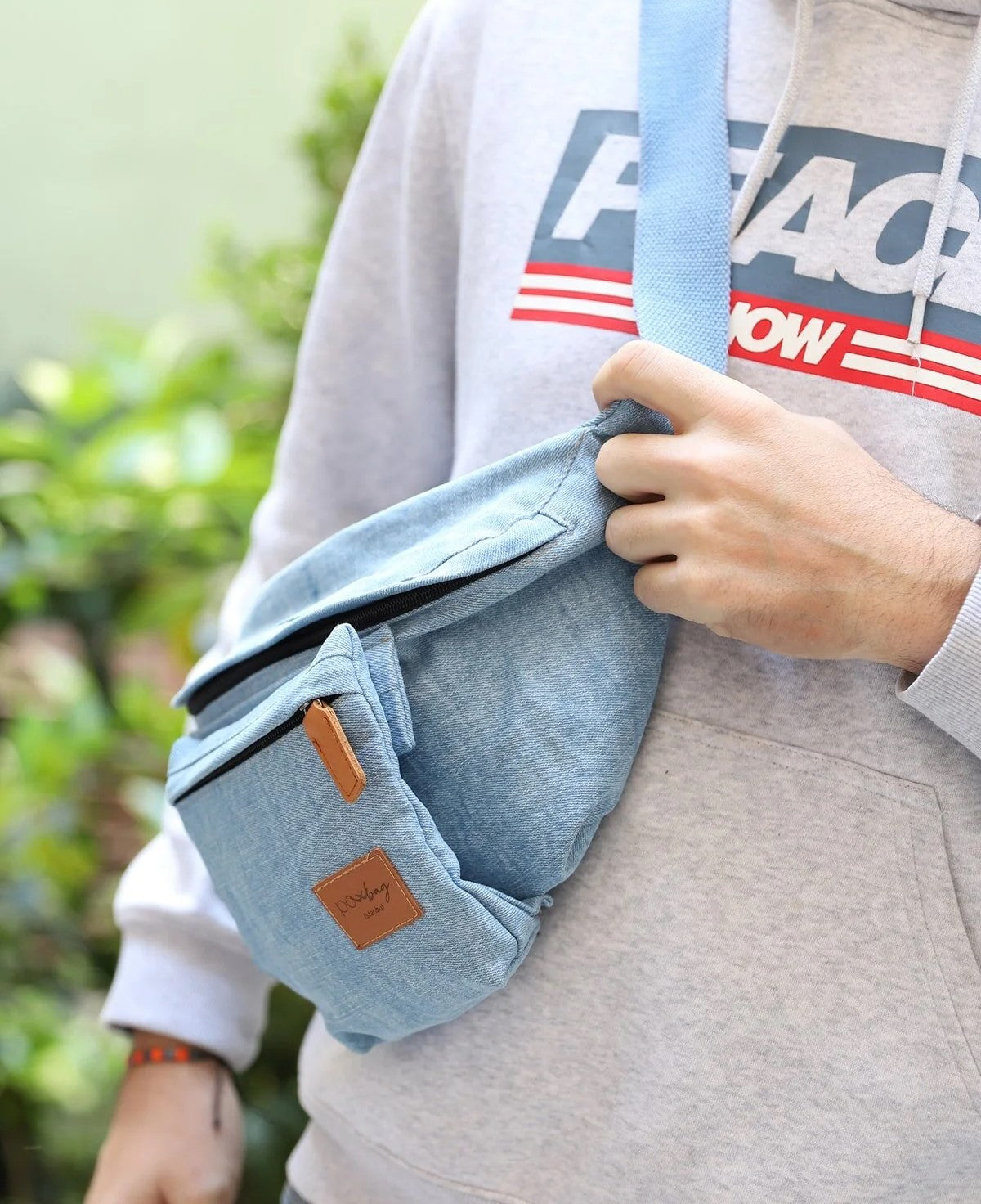 El yapımı denim bel çantası, su geçirmez iç astarlı, geniş hacimli, unisex ve günlük kullanıma uygun spor & şehir çantası.