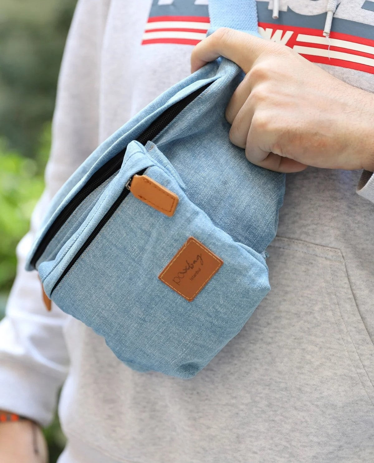 El yapımı denim bel çantası, su geçirmez iç astarlı, geniş hacimli, unisex ve günlük kullanıma uygun spor & şehir çantası.