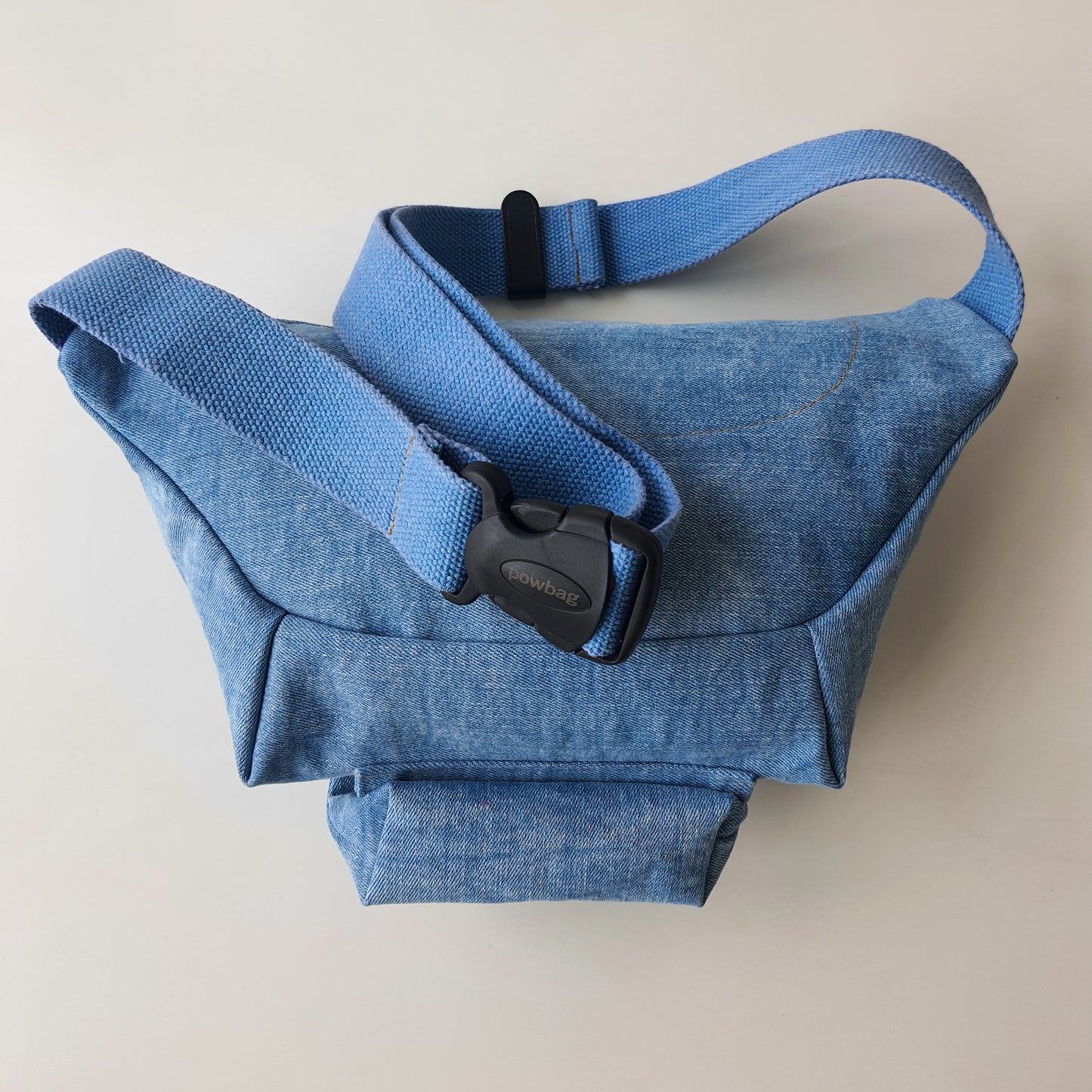 El yapımı denim bel çantası, su geçirmez iç astarlı, geniş hacimli, unisex ve günlük kullanıma uygun spor & şehir çantası.