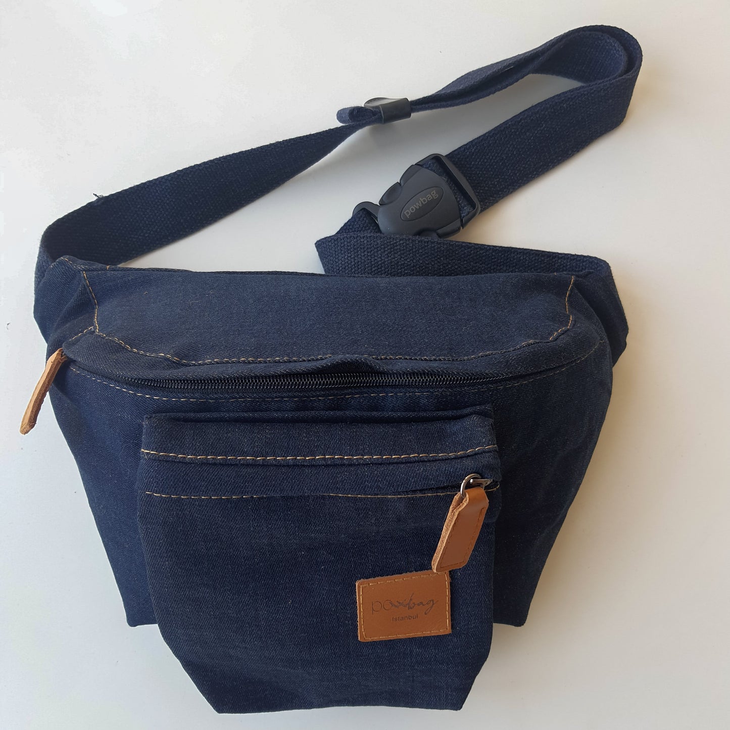 El yapımı denim bel çantası, su geçirmez iç astarlı, geniş hacimli, unisex ve günlük kullanıma uygun spor & şehir çantası.