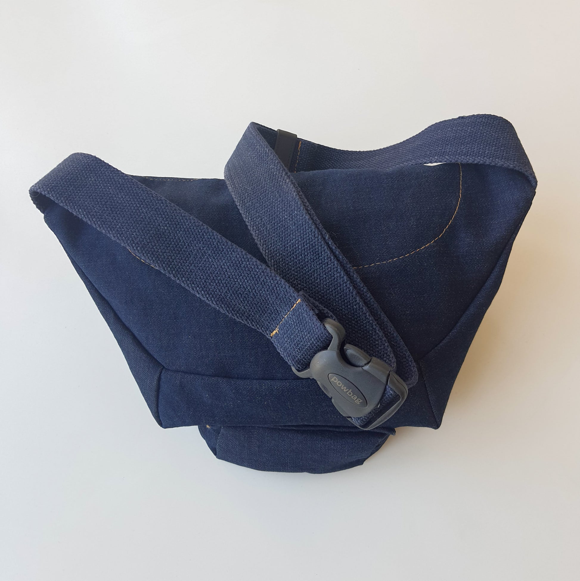 El yapımı denim bel çantası, su geçirmez iç astarlı, geniş hacimli, unisex ve günlük kullanıma uygun spor & şehir çantası.