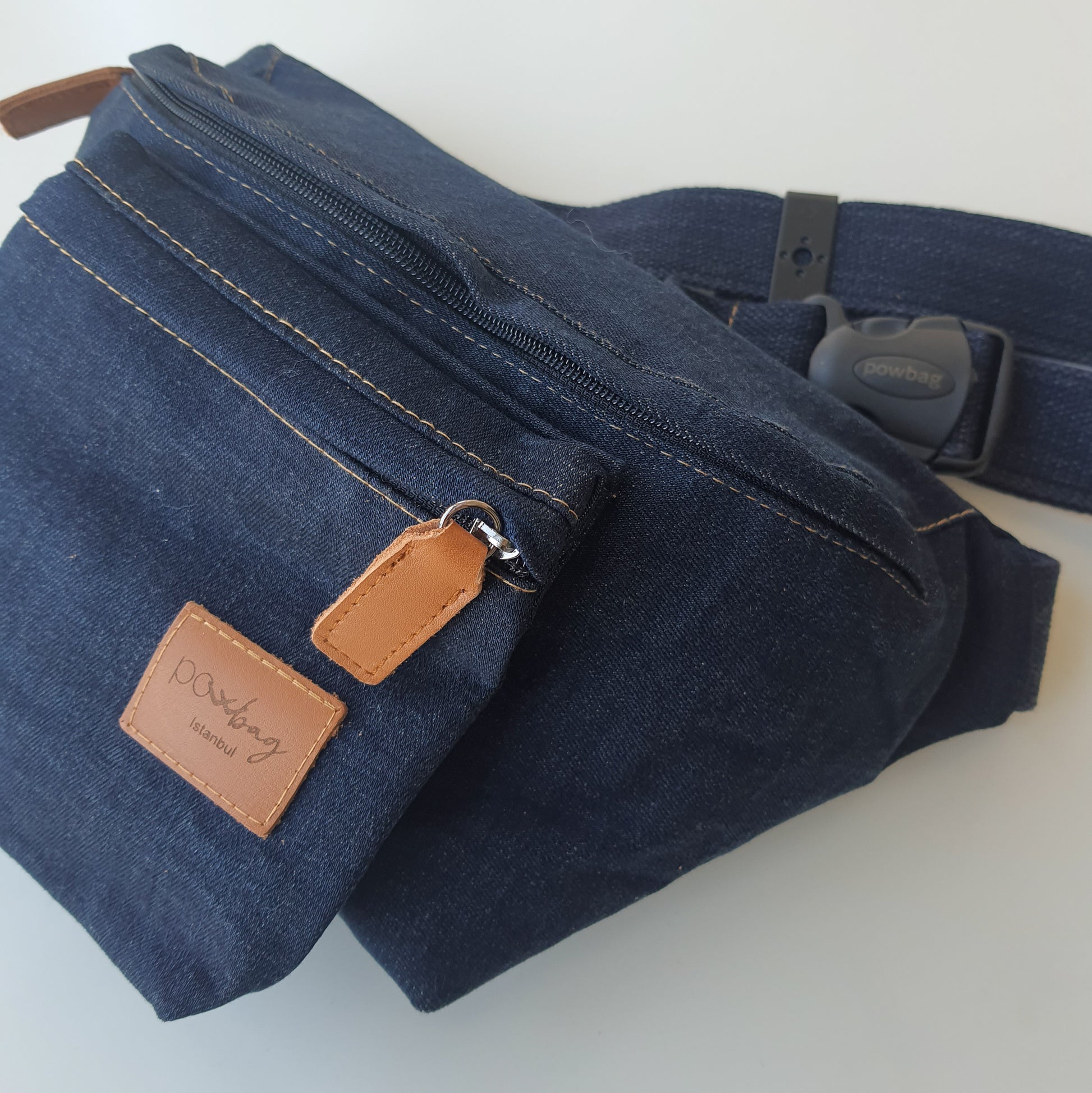 El yapımı denim bel çantası, su geçirmez iç astarlı, geniş hacimli, unisex ve günlük kullanıma uygun spor & şehir çantası.