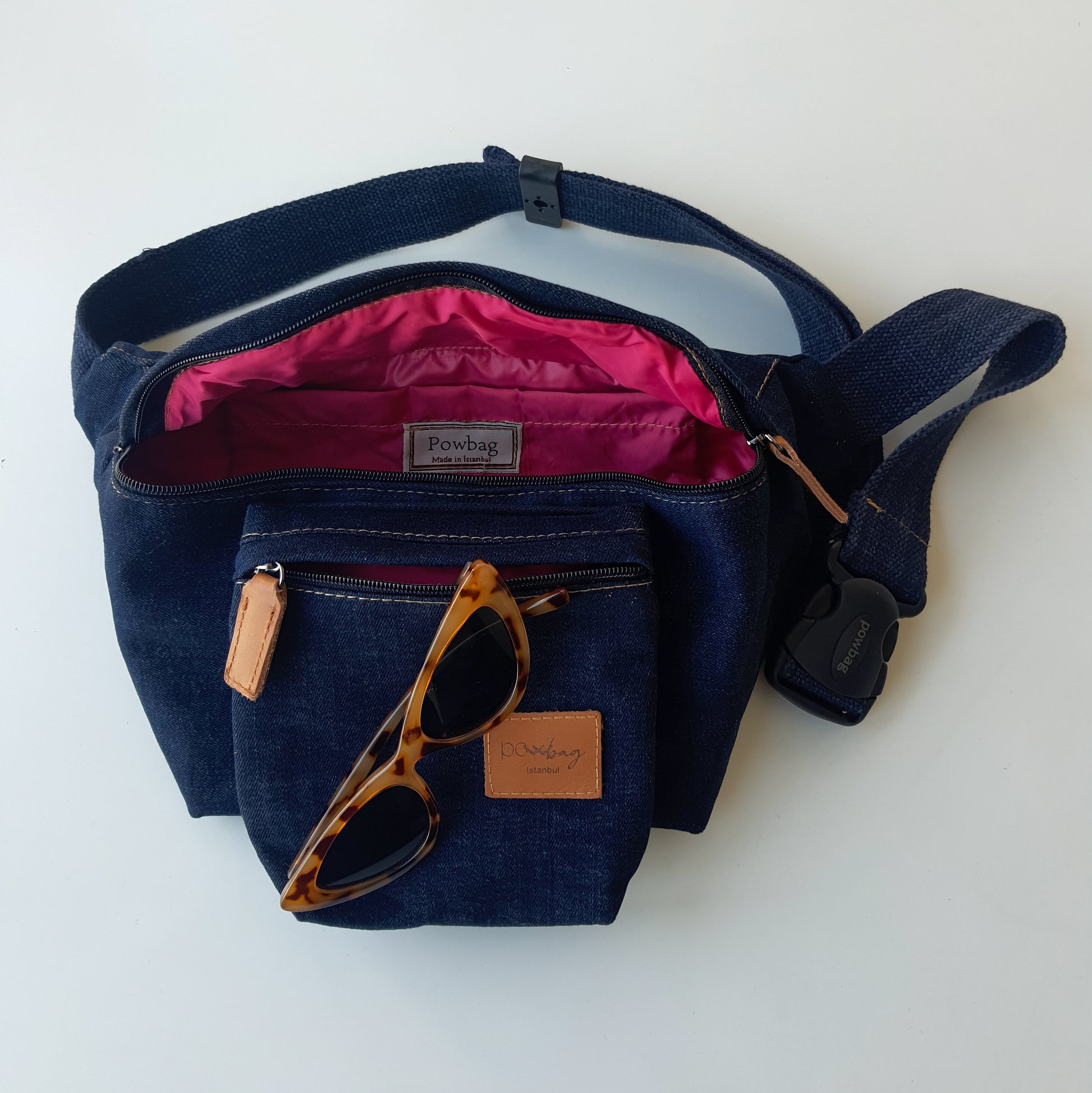 El yapımı denim bel çantası, su geçirmez iç astarlı, geniş hacimli, unisex ve günlük kullanıma uygun spor & şehir çantası.