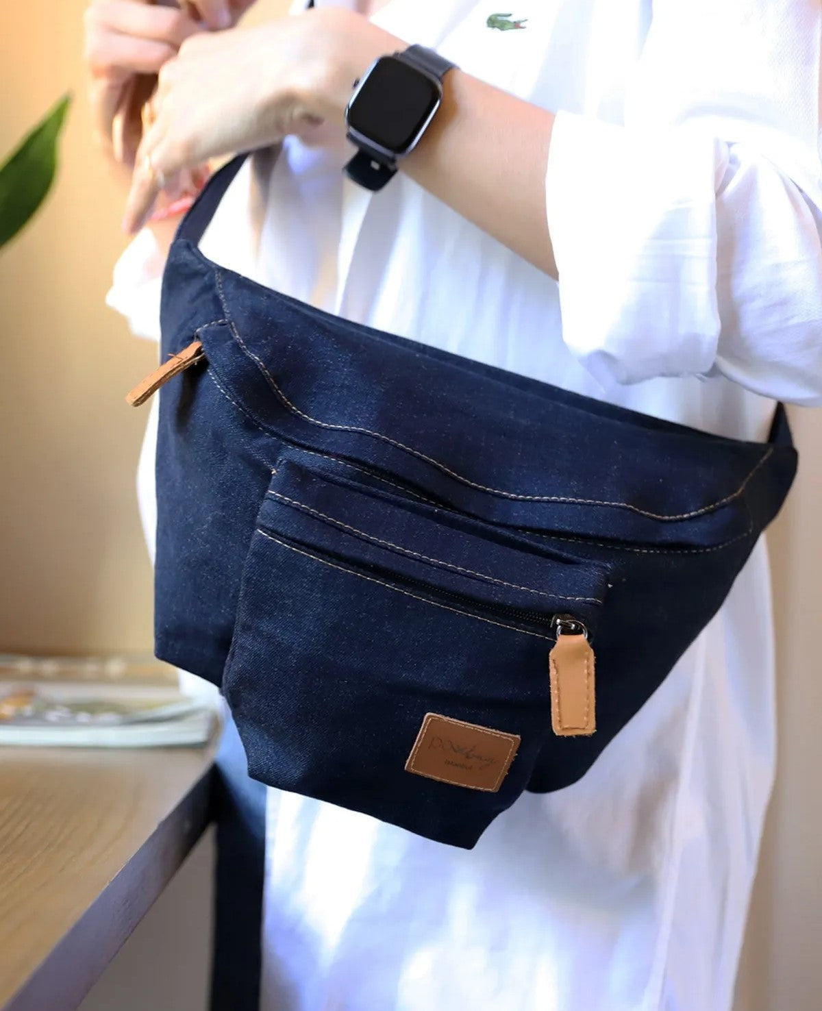 El yapımı denim bel çantası, su geçirmez iç astarlı, geniş hacimli, unisex ve günlük kullanıma uygun spor & şehir çantası.