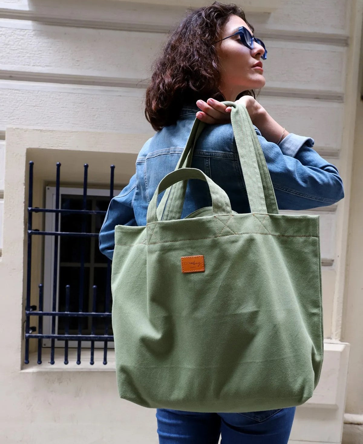 Büyük kanvas omuz çantası, pamuk astarlı, geniş iç hacimli, günlük kullanım, plaj ve alışveriş için ideal çok amaçlı bez çanta.

