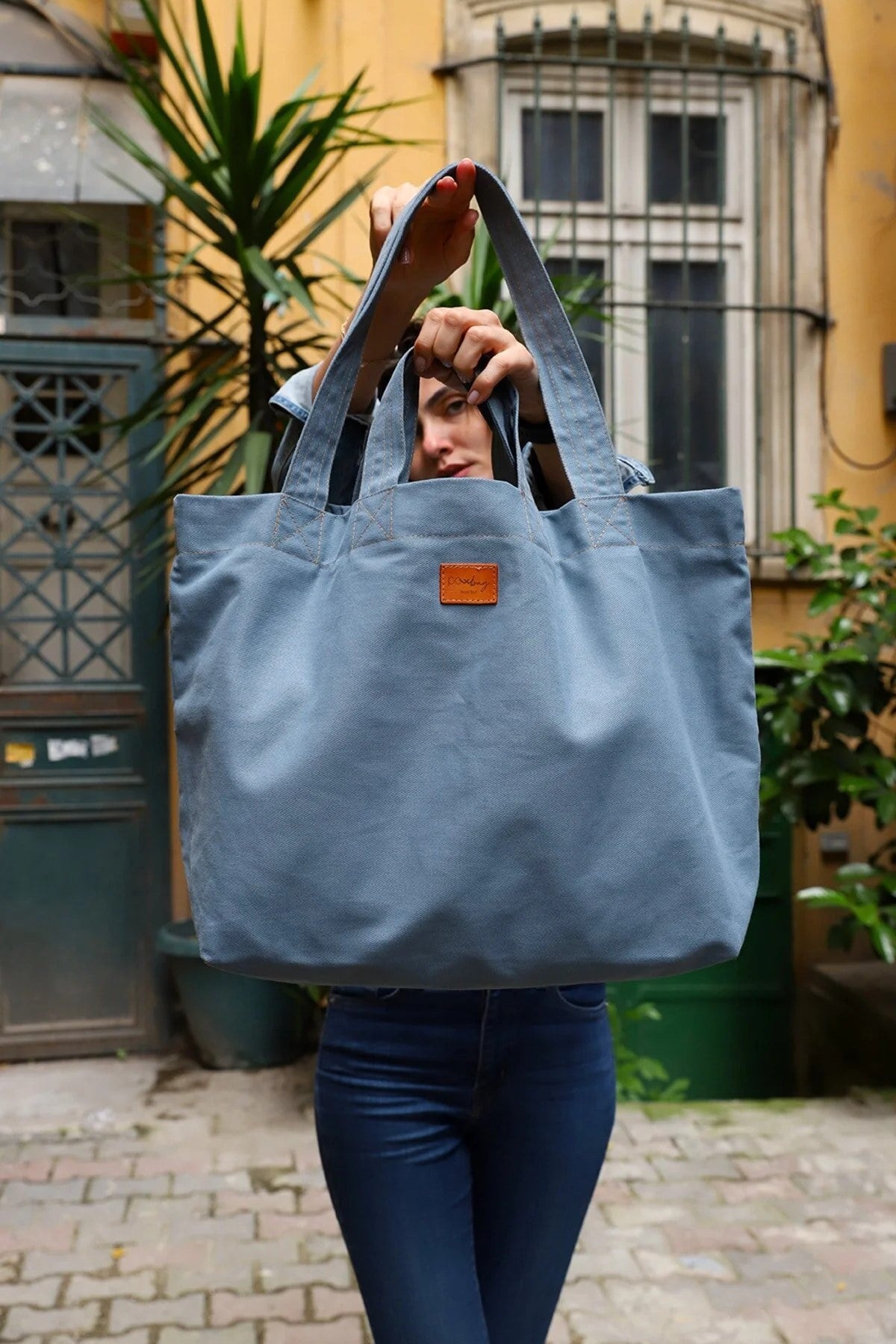 Büyük kanvas omuz çantası, pamuk astarlı, geniş iç hacimli, günlük kullanım, plaj ve alışveriş için ideal çok amaçlı bez çanta.

