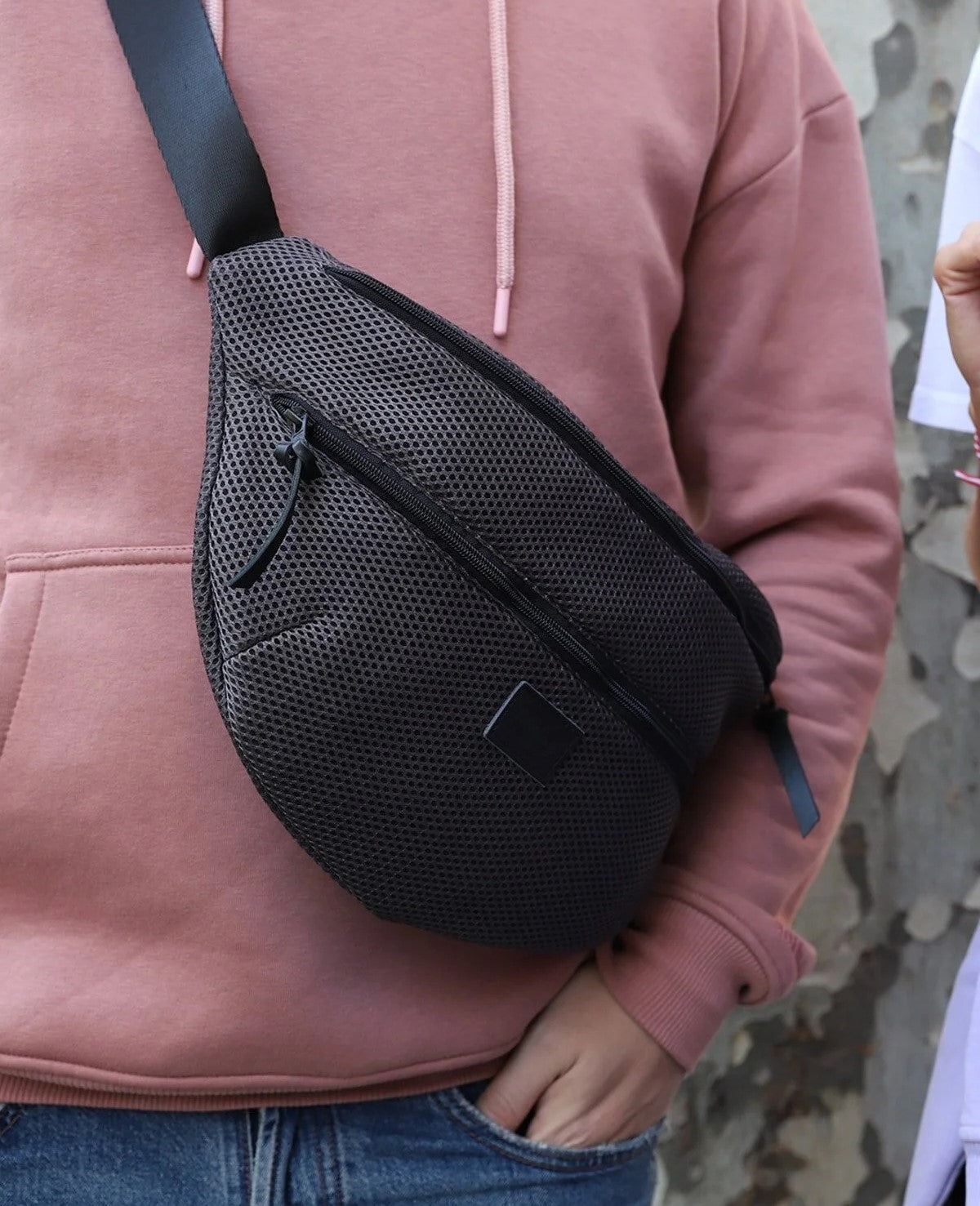 Meshbag file bel çantası, nefes alabilen örgü kumaş, uniseks tasarım, 3 farklı kullanım seçeneğiyle spor, şehir ve seyahat için ideal.