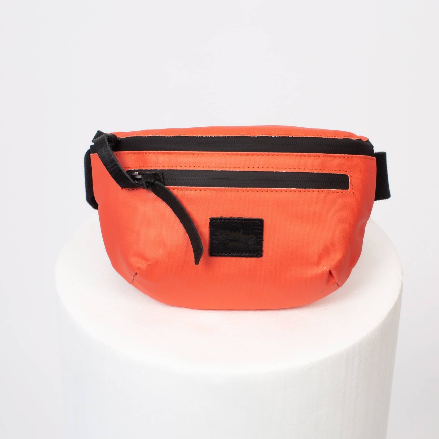 Su geçirmez kanvas bel çantası AquaShield – UV korumalı, iki bölmeli, ayarlanabilir pamuk askılı, şık ve ergonomik tasarımıyla günlük kullanım ve seyahatler için ideal.

