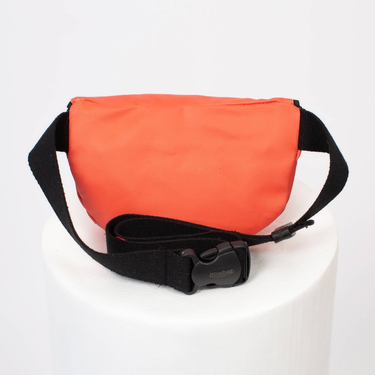 Su geçirmez kanvas bel çantası AquaShield – UV korumalı, iki bölmeli, ayarlanabilir pamuk askılı, şık ve ergonomik tasarımıyla günlük kullanım ve seyahatler için ideal.

