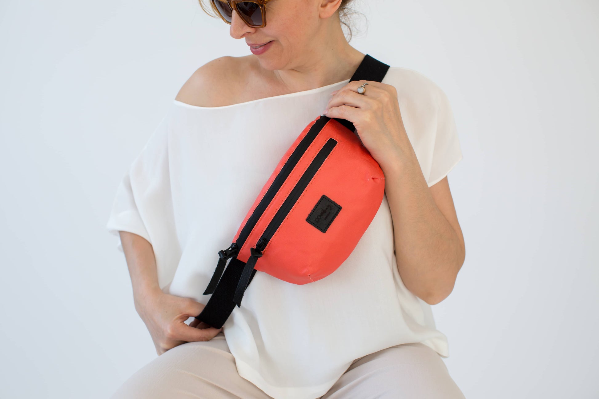 Su geçirmez kanvas bel çantası AquaShield – UV korumalı, iki bölmeli, ayarlanabilir pamuk askılı, şık ve ergonomik tasarımıyla günlük kullanım ve seyahatler için ideal.

