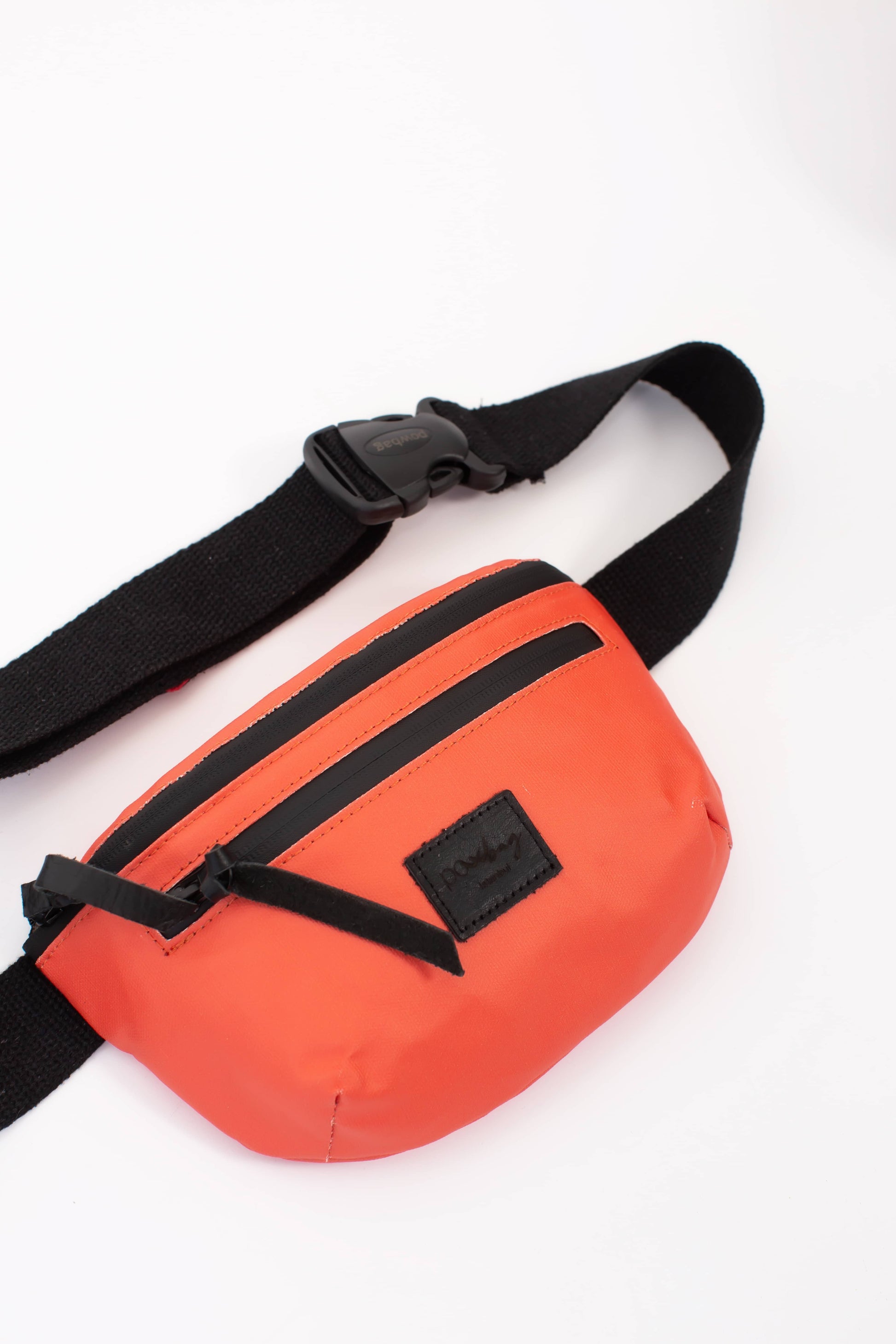 Su geçirmez kanvas bel çantası AquaShield – UV korumalı, iki bölmeli, ayarlanabilir pamuk askılı, şık ve ergonomik tasarımıyla günlük kullanım ve seyahatler için ideal.

