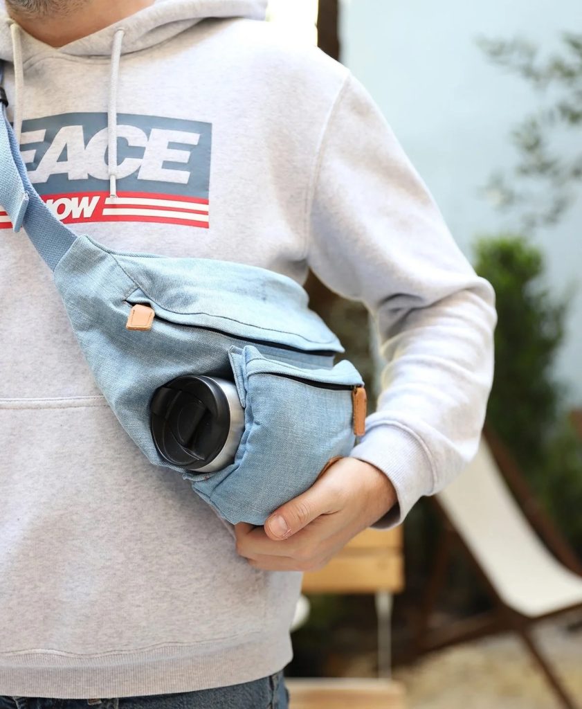 Powbag Cloakbag unisex denim çanta, yıkanmış kot kumaş, gerçek deri detaylar ve ayarlanabilir pamuk askısıyla omuzda, çapraz ve belde kullanılabilen günlük çanta modeli.