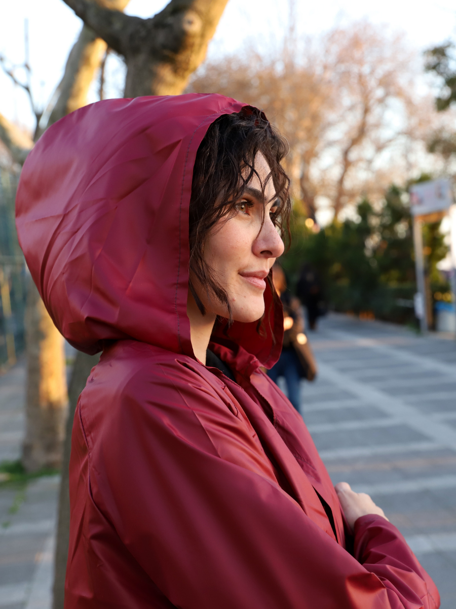 Powbag Powish unisex kapüşonlu yağmurluk, su geçirmez paraşüt kumaştan üretilmiş, 170 gram ağırlığında, kendi cebine katlanabilen hafif ve taşınabilir yağmurluk modeli.