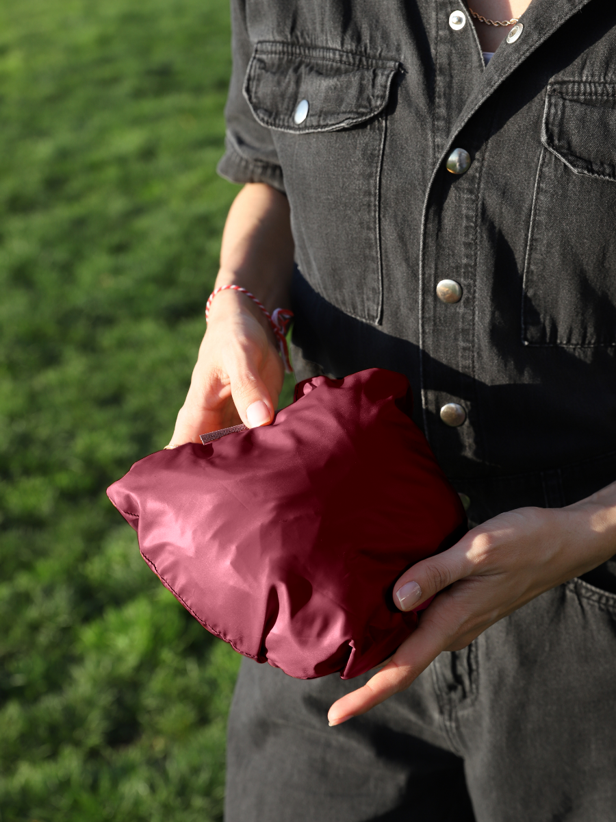 Powbag Powish unisex kapüşonlu yağmurluk, su geçirmez paraşüt kumaştan üretilmiş, 170 gram ağırlığında, kendi cebine katlanabilen hafif ve taşınabilir yağmurluk modeli.