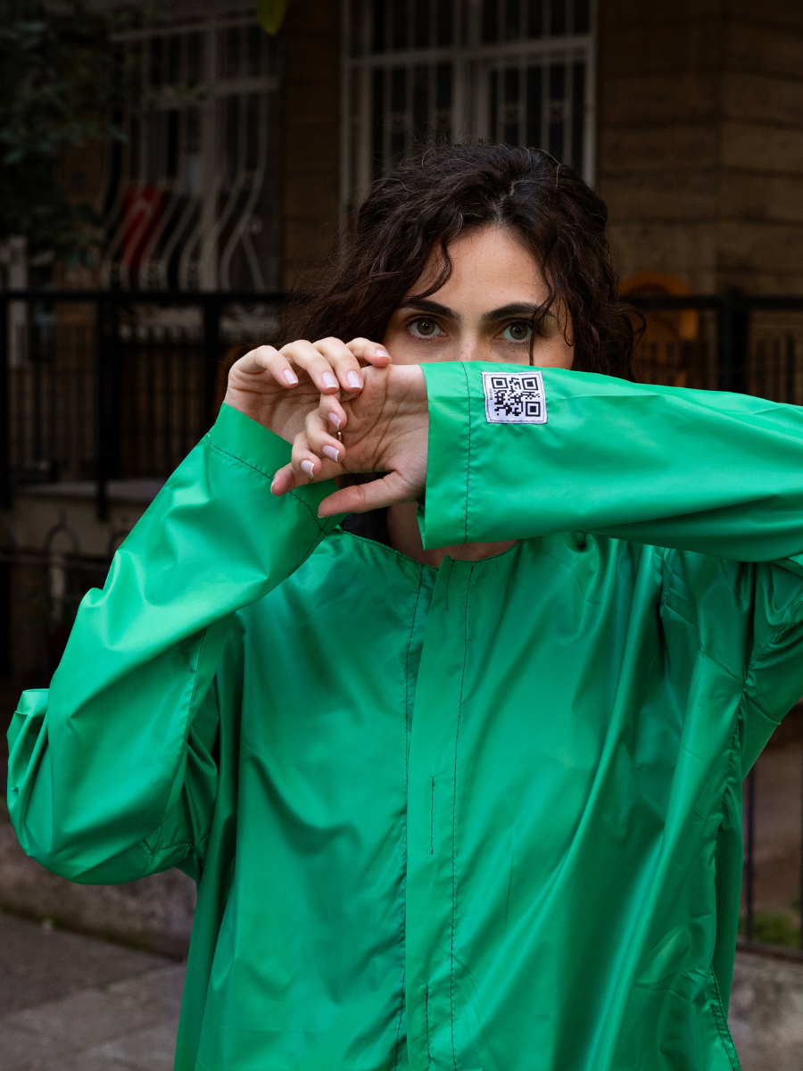Powbag Powish unisex kapüşonlu yağmurluk, su geçirmez paraşüt kumaştan üretilmiş, 170 gram ağırlığında, kendi cebine katlanabilen hafif ve taşınabilir yağmurluk modeli.