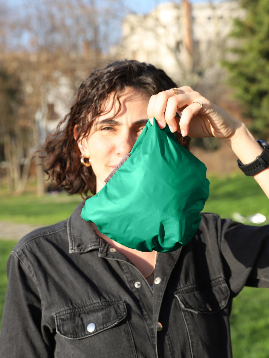 Powbag Powish unisex kapüşonlu yağmurluk, su geçirmez paraşüt kumaştan üretilmiş, 170 gram ağırlığında, kendi cebine katlanabilen hafif ve taşınabilir yağmurluk modeli.