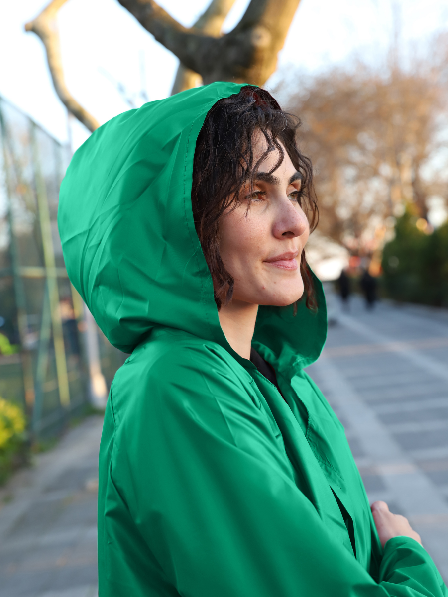 Powbag Powish unisex kapüşonlu yağmurluk, su geçirmez paraşüt kumaştan üretilmiş, 170 gram ağırlığında, kendi cebine katlanabilen hafif ve taşınabilir yağmurluk modeli.