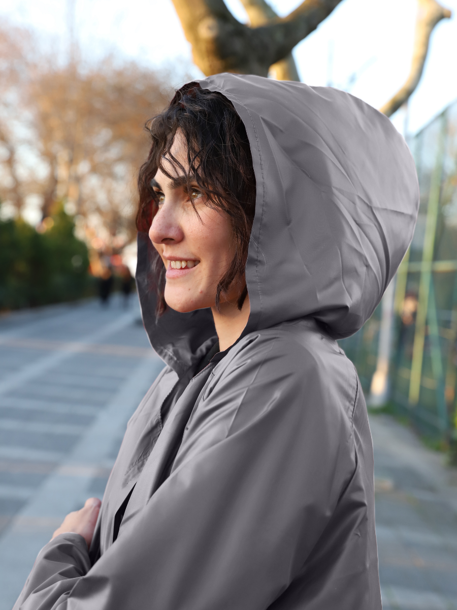 Powbag Powish unisex kapüşonlu yağmurluk, su geçirmez paraşüt kumaştan üretilmiş, 170 gram ağırlığında, kendi cebine katlanabilen hafif ve taşınabilir yağmurluk modeli.