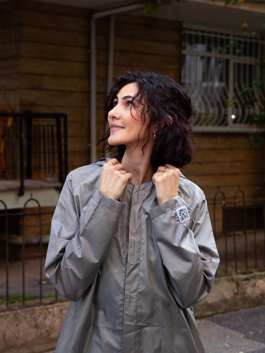 Powbag Powish unisex kapüşonlu yağmurluk, su geçirmez paraşüt kumaştan üretilmiş, 170 gram ağırlığında, kendi cebine katlanabilen hafif ve taşınabilir yağmurluk modeli.
