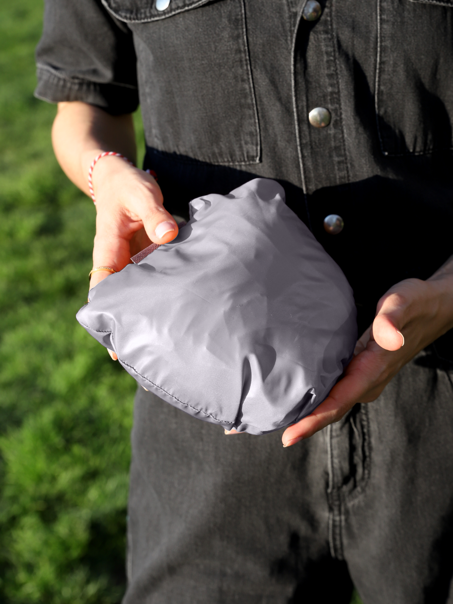 Powbag Powish unisex kapüşonlu yağmurluk, su geçirmez paraşüt kumaştan üretilmiş, 170 gram ağırlığında, kendi cebine katlanabilen hafif ve taşınabilir yağmurluk modeli.