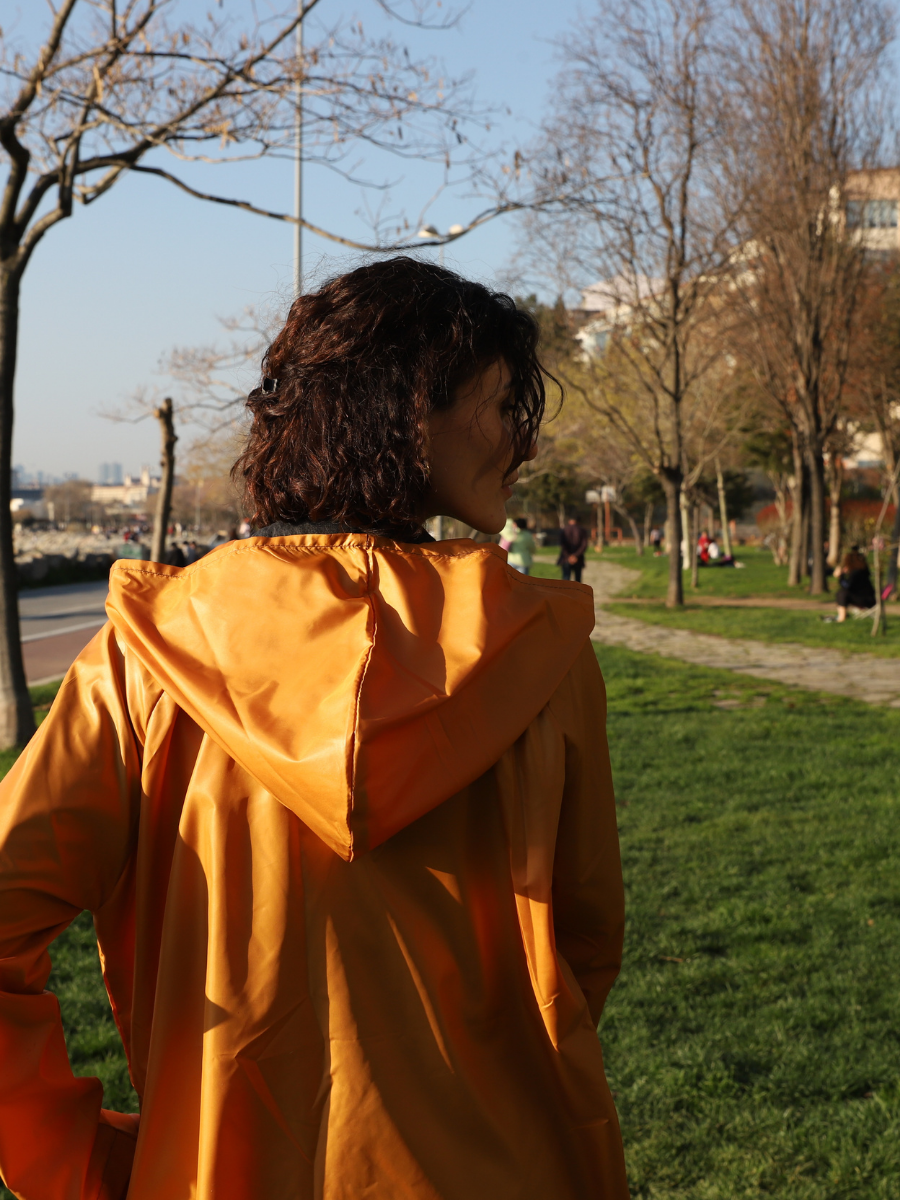 Powbag Powish unisex kapüşonlu yağmurluk, su geçirmez paraşüt kumaştan üretilmiş, 170 gram ağırlığında, kendi cebine katlanabilen hafif ve taşınabilir yağmurluk modeli.