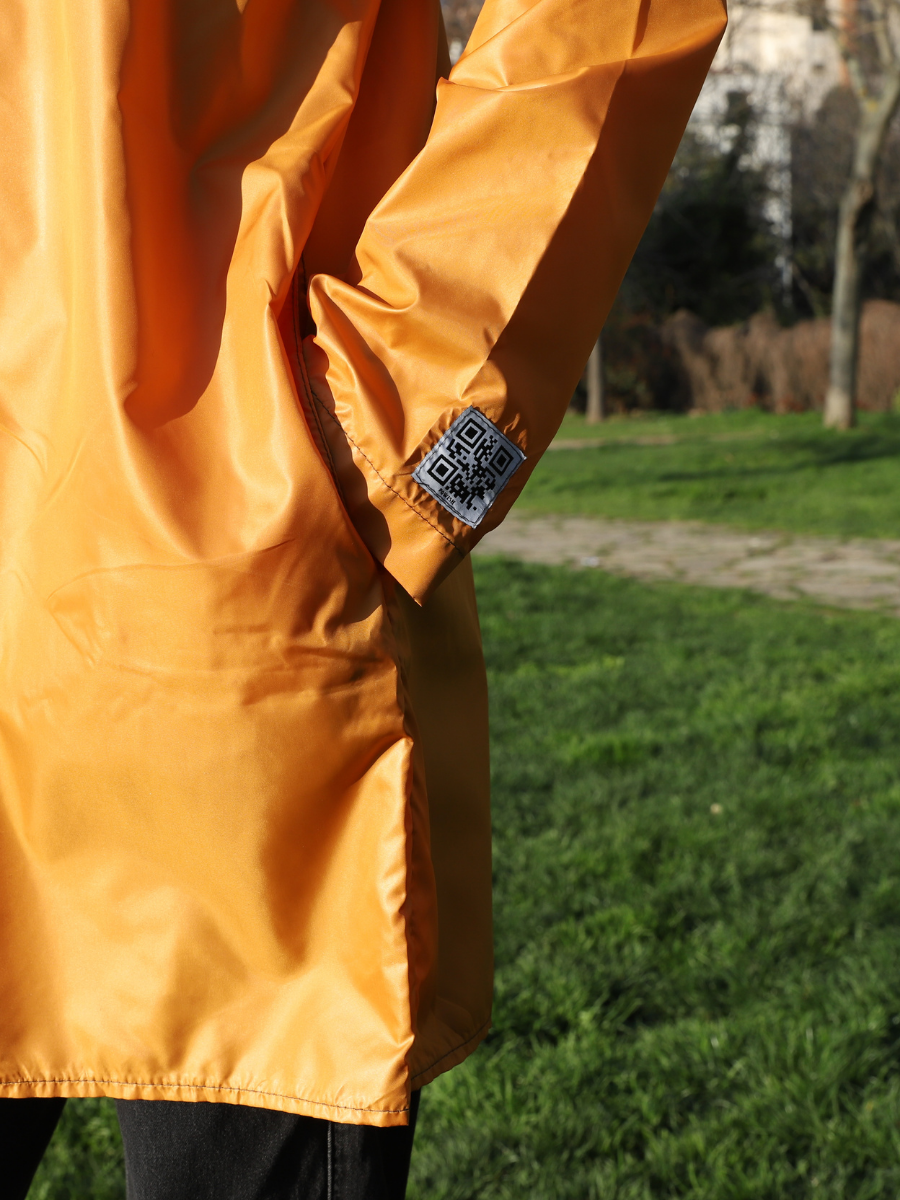 Powbag Powish unisex kapüşonlu yağmurluk, su geçirmez paraşüt kumaştan üretilmiş, 170 gram ağırlığında, kendi cebine katlanabilen hafif ve taşınabilir yağmurluk modeli.
