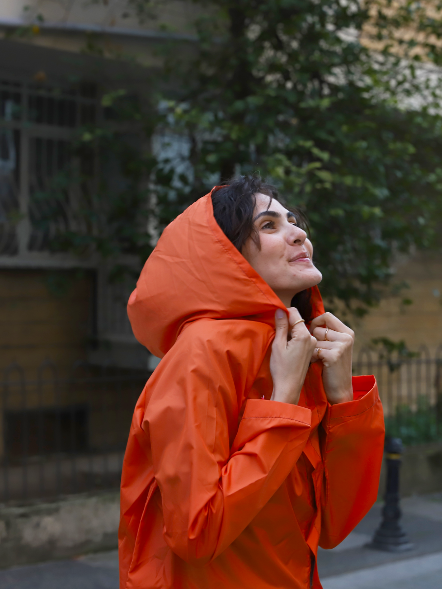 Powbag Powish unisex kapüşonlu yağmurluk, su geçirmez paraşüt kumaştan üretilmiş, 170 gram ağırlığında, kendi cebine katlanabilen hafif ve taşınabilir yağmurluk modeli.