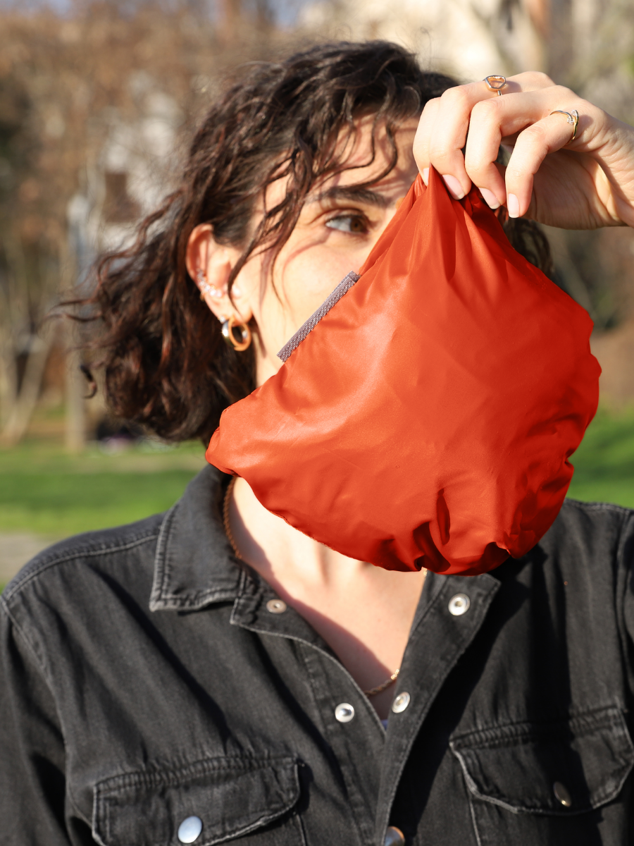 Powbag Powish unisex kapüşonlu yağmurluk, su geçirmez paraşüt kumaştan üretilmiş, 170 gram ağırlığında, kendi cebine katlanabilen hafif ve taşınabilir yağmurluk modeli.