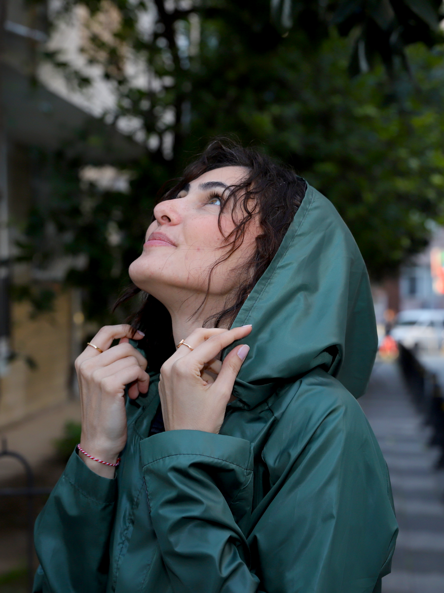 Powbag Powish unisex kapüşonlu yağmurluk, su geçirmez paraşüt kumaştan üretilmiş, 170 gram ağırlığında, kendi cebine katlanabilen hafif ve taşınabilir yağmurluk modeli.