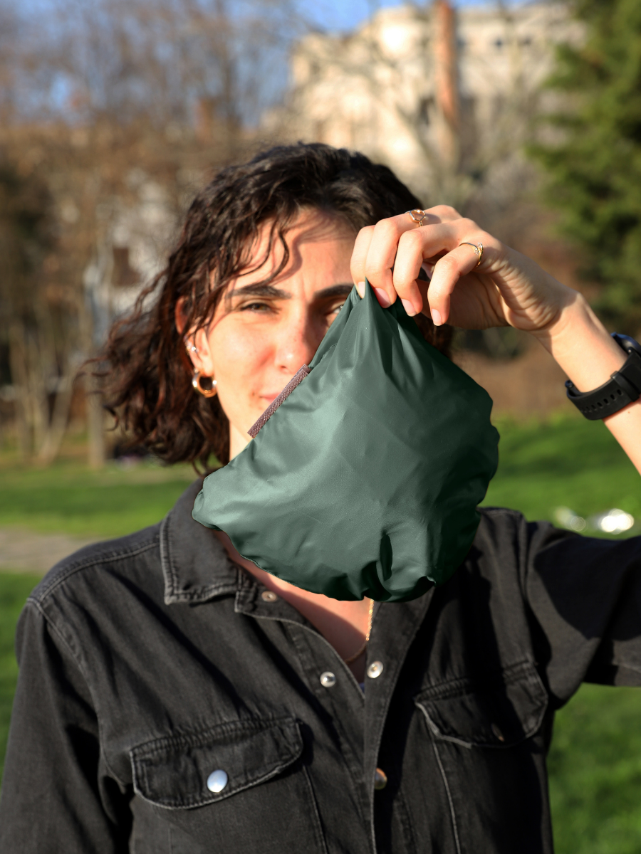 Powbag Powish unisex kapüşonlu yağmurluk, su geçirmez paraşüt kumaştan üretilmiş, 170 gram ağırlığında, kendi cebine katlanabilen hafif ve taşınabilir yağmurluk modeli.