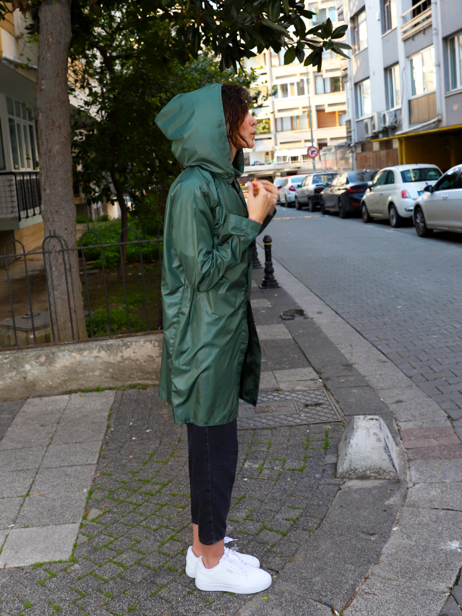 Powbag Powish unisex kapüşonlu yağmurluk, su geçirmez paraşüt kumaştan üretilmiş, 170 gram ağırlığında, kendi cebine katlanabilen hafif ve taşınabilir yağmurluk modeli.