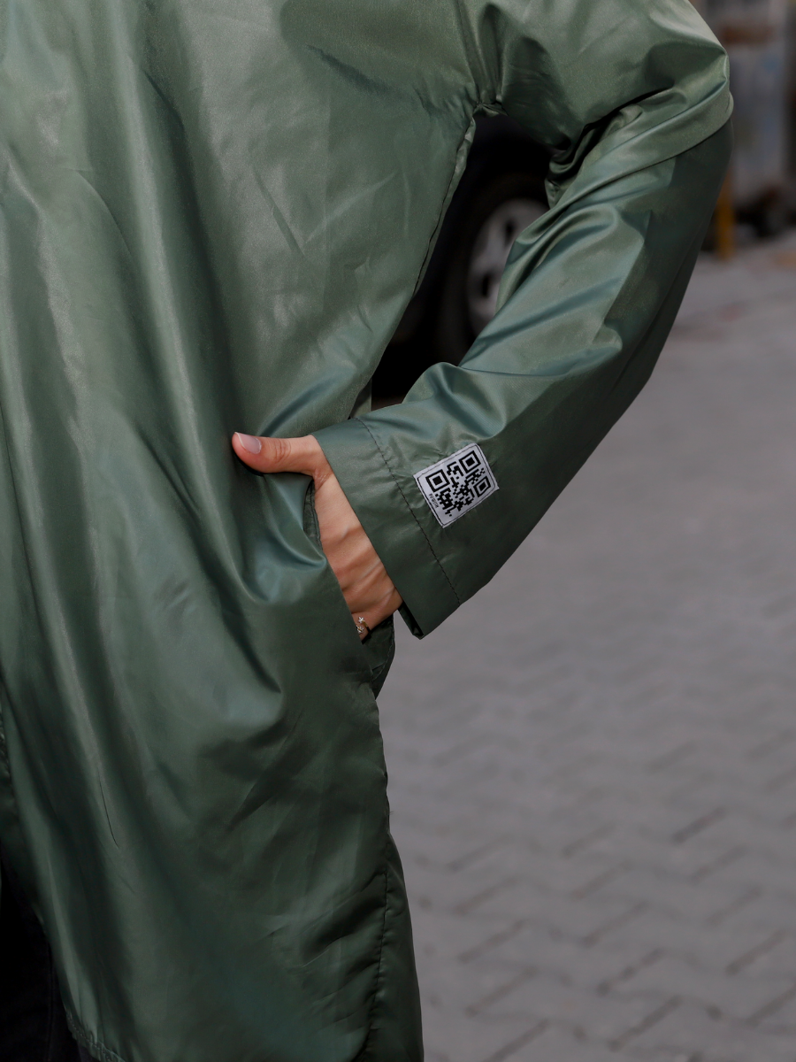 Powbag Powish unisex kapüşonlu yağmurluk, su geçirmez paraşüt kumaştan üretilmiş, 170 gram ağırlığında, kendi cebine katlanabilen hafif ve taşınabilir yağmurluk modeli.