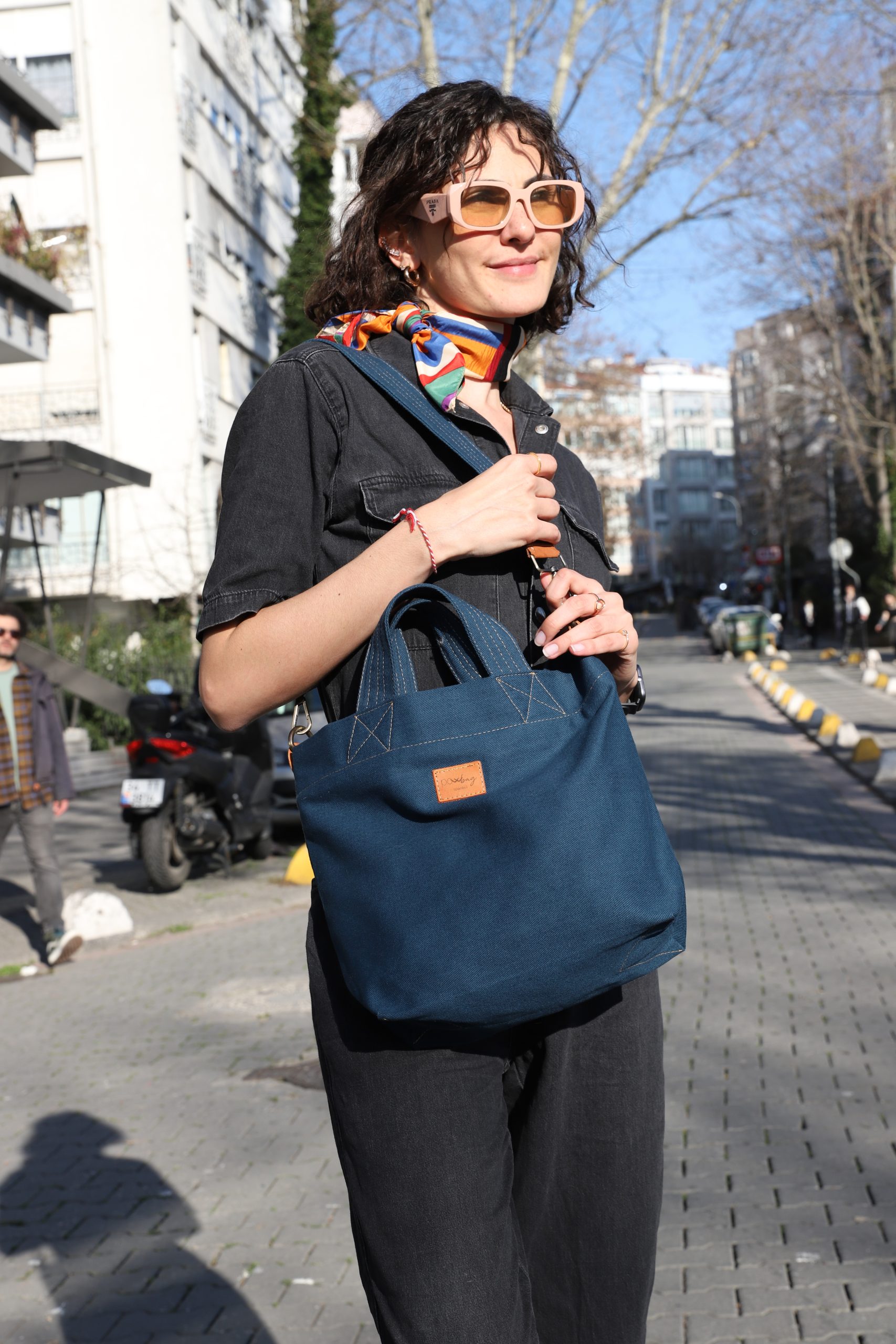 Powbag Powrain M, dayanıklı pamuk kanvas kumaştan üretilmiş, hakiki deri detaylı, çıkarılabilir askılı, günlük kullanıma uygun orta boy kadın el ve omuz çantası.