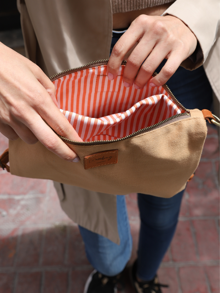 Powbag Powrain M, dayanıklı pamuk kanvas kumaştan üretilmiş, hakiki deri detaylı, çıkarılabilir askılı, günlük kullanıma uygun orta boy kadın el ve omuz çantası.