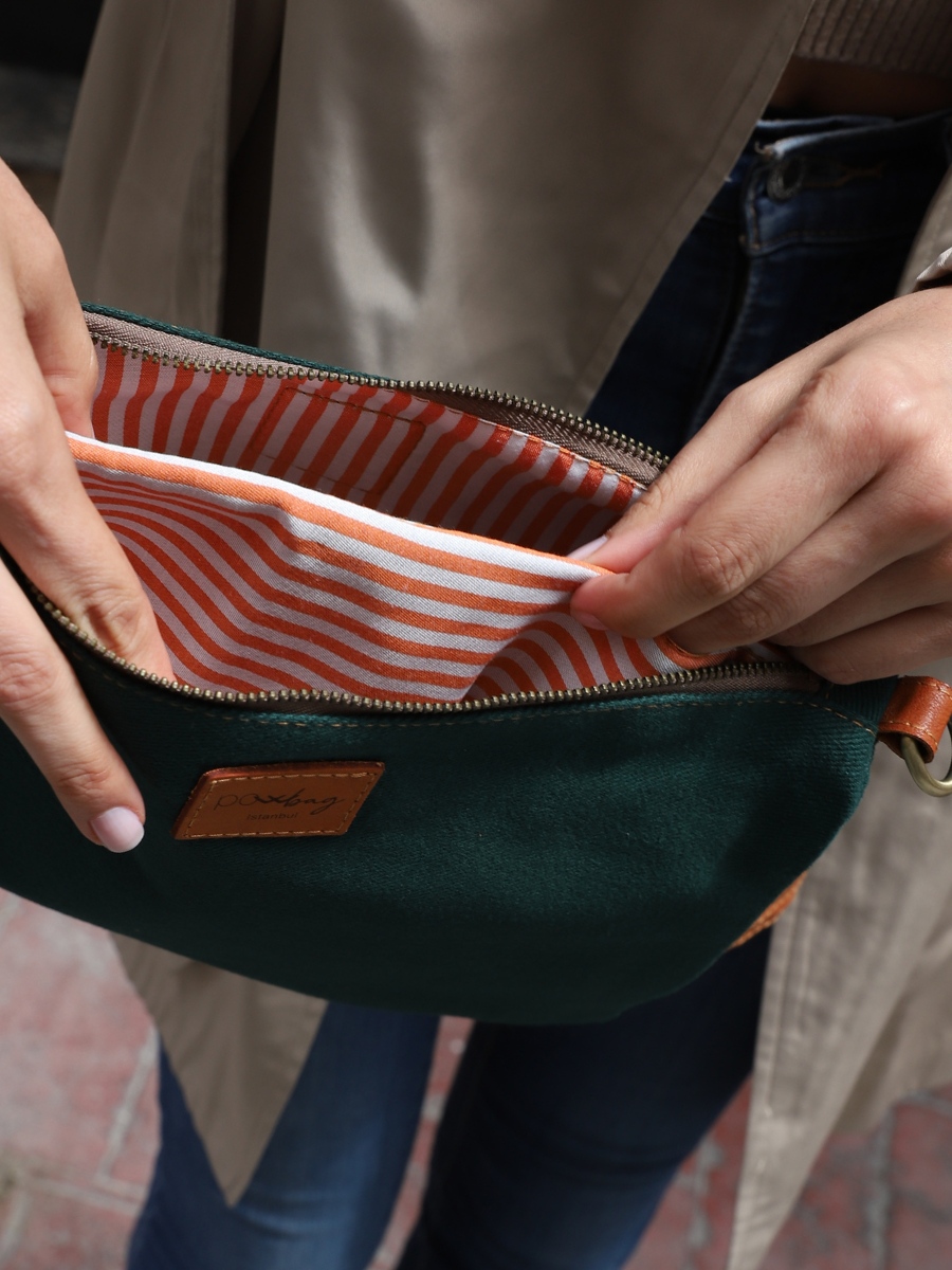 Powbag Powrain M, dayanıklı pamuk kanvas kumaştan üretilmiş, hakiki deri detaylı, çıkarılabilir askılı, günlük kullanıma uygun orta boy kadın el ve omuz çantası.