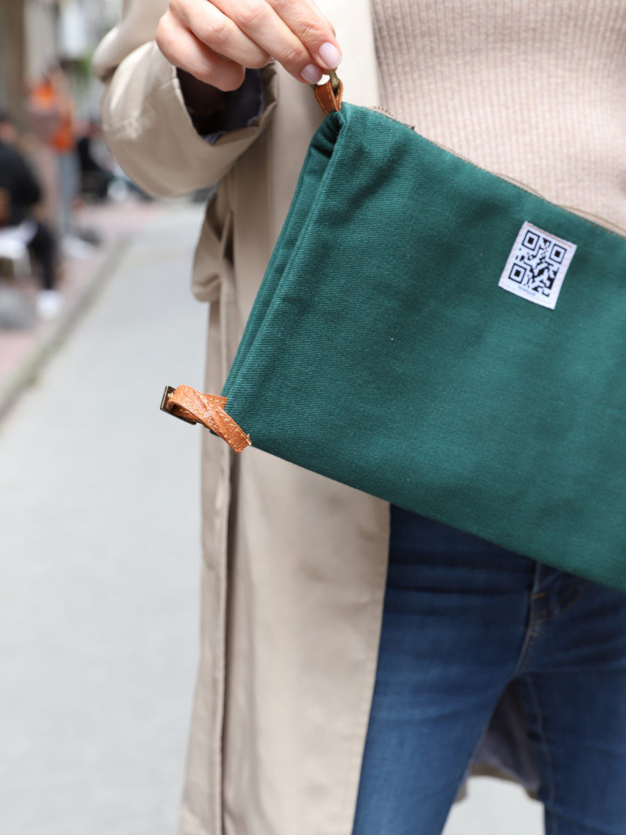 Powbag Powrain M, dayanıklı pamuk kanvas kumaştan üretilmiş, hakiki deri detaylı, çıkarılabilir askılı, günlük kullanıma uygun orta boy kadın el ve omuz çantası.